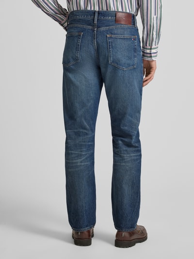 Męski model nosi Straight Fit Jeans aus reiner Baumwolle Modell 'DOVER' von Tommy Hilfiger, niebieski denim, widok całej sylwetki z tyłu.