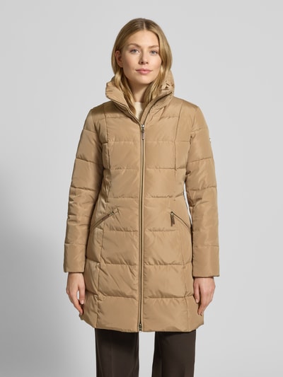 Kobiece modelka nosi Steppmantel mit Stehkragen od Lauren Ralph Lauren, beżowy kolor, dopasowany krój, widok całej sylwetki z przodu.