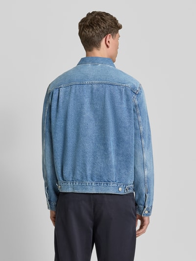 Männermodel trägt Regular Fit Jeansjacke mit Umlegekragen Modell 'MENDOCINO' von GAP in Blau, reine Baumwolle, Ganzkörperansicht Rückansicht.