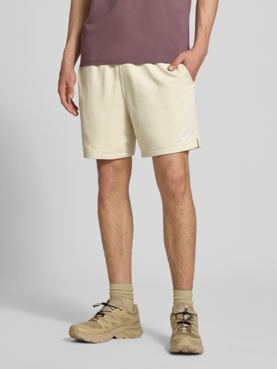 Männermodel trägt Shorts mit Label-Stitching und elastischem Bund von Nike aus Baumwoll-Mix, Relaxed-Fit, Ganzkörperansicht von vorne.