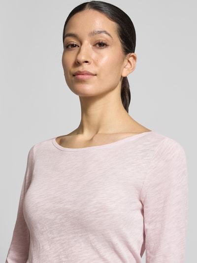 Vrouwenmodel draagt Regular Fit Langarmshirt uit puur katoen van Marc O'Polo, gemêleerde look, boothals, logoprint, jersey. Close-up bovenlichaam.