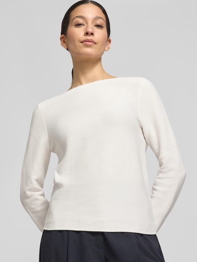 Modelka nosi Regular Fit Strickpullover aus reiner Baumwolle od Marc O'Polo, jednolity, krój regular fit, biały, dzianina, bawełna, ujęcie z przodu, zbliżenie na górną część ciała.