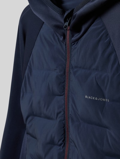 Produktfoto, Regular Fit Jacke mit Logo-Print Modell 'Hybrid' von Jack & Jones in Dunkelblau, Stepp-Optik, Kapuze, Reißverschluss, glatte Textur