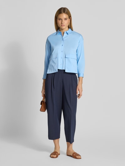 Frauenmodel trägt Regular Fit Bluse mit Pattentaschen von Smith and Soul, hellblau, Baumwoll-Mix, Hemdblusenkragen, Ganzkörperansicht von vorne