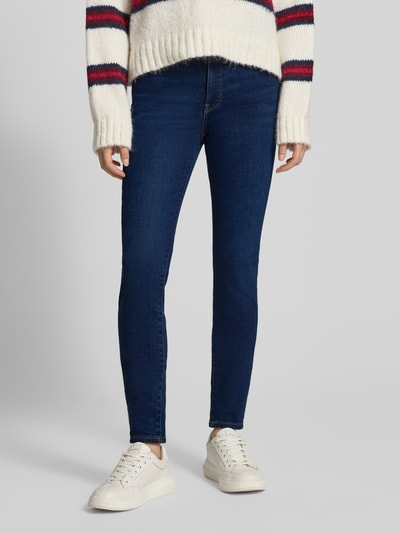 Kobiece modelka nosi Skinny Fit Jeans mit 5-Pocket-Design od Calvin Klein Jeans, ciemnoniebieski dżins, bawełna ze stretchem, widok z przodu pełnej sylwetki.