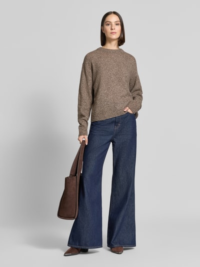 Frauenmodel trägt Relaxed Fit Strickpullover aus Woll-Mix mit Alpaka-Anteil von FREE/QUENT, meliert braun, gerippte Abschlüsse, Damenmode, Ganzkörperansicht von vorne.
