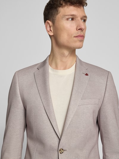 Männermodel trägt Regular Fit Anzug mit Reverskragen und Bügelfalte von Roy Robson, Material-Mix, hell beige, Nahaufnahme Oberkörper.