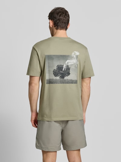 Männermodel trägt Relaxed Fit T-Shirt mit Rückenprint von HUGO, Mehrfarbig, Passform: Relaxed-Fit, Label-Print, Rundhals, Kurzarm, Reine Baumwolle, Ganzkörperansicht Rückansicht