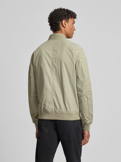 Männermodel trägt Regular Fit Bomberjacke mit Stehkragen von s.Oliver RED LABEL, unifarben, Rückansicht Ganzkörperansicht.