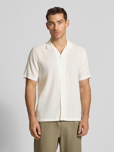 Männermodel trägt Relaxed Fit Freizeithemd aus Leinen-Baumwoll-Mix von Lindbergh in Weiß, Reverskragen, Knopfleiste, Ganzkörperansicht von vorne; Rückenlänge 76 cm, Schulterbreite 47 cm, Ärmellänge 25 cm, Größe M.