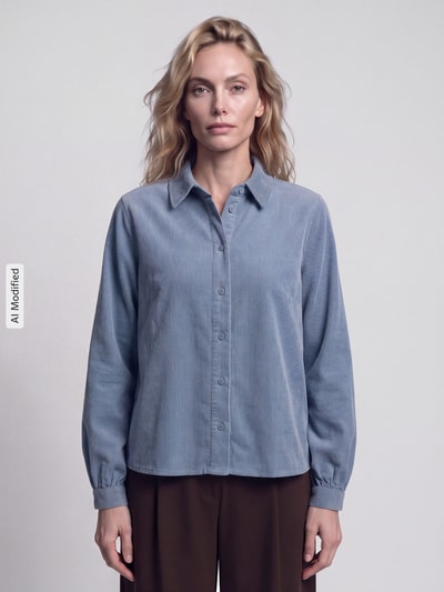 Frauenmodel trägt Regular Fit Langarmbluse aus reiner Baumwolle von Marc O'Polo DENIM in Hellblau, weiche Textur, Ganzkörperansicht von vorne, KI-modifiziertes Bild.