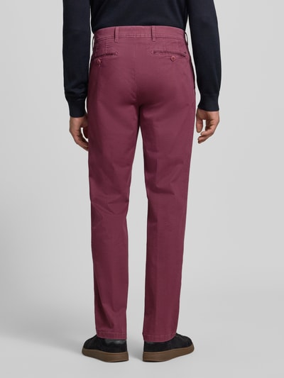 Männermodel trägt Regular Fit Chino aus Baumwoll-Mix Modell 'Evans' von Brax in Bordeaux, Twill-Struktur, Ganzkörperansicht Rückansicht.