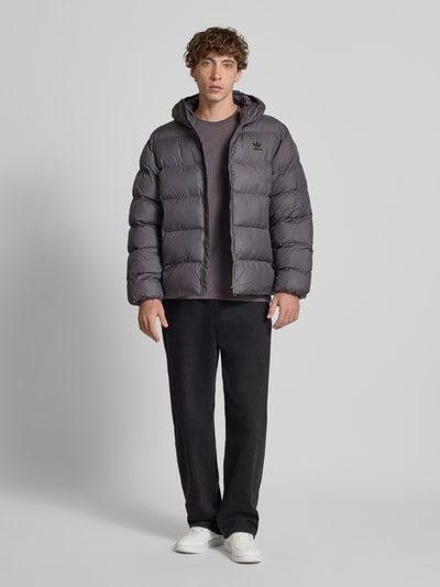 adidas Originals Kurtka pikowana o kroju regular fit z wyhaftowanym logo model ‘COMMERCIAL’ Antracytowy 1