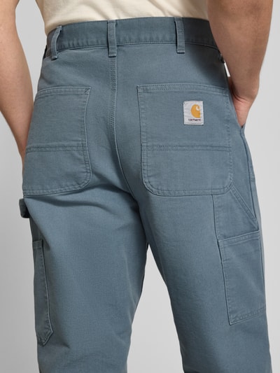 Mężczyznamodel nosi Hose mit Eingrifftaschen Modell 'Dearbor' od Carhartt Work In Progress, bawełna, krój regular fit, szerokość w rozmiarze 32/32: 46 cm, długość nogawki od wewnątrz w rozmiarze 32/32: 80 cm, tył, zbliżenie na dolną część pleców