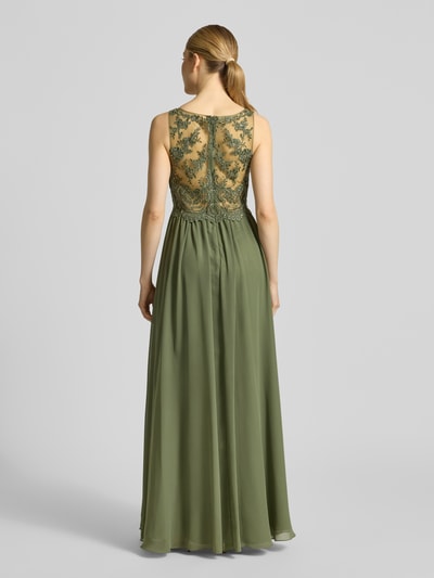 Frauenmodel trägt Midikleid mit Spitze und Ziersteinbesatz von Laona in Grün, A-Linie, Chiffon, Rückseitiger Reißverschluss, Ganzkörperansicht Rückansicht.
