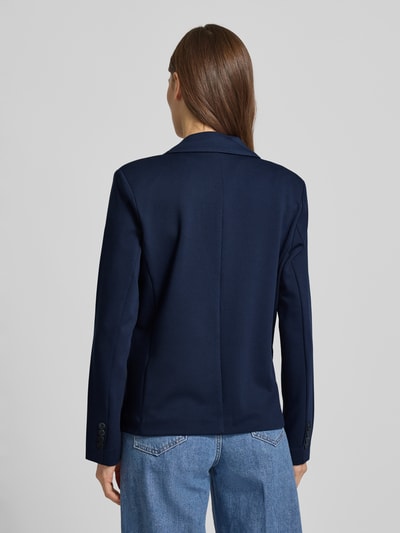 Männermodel trägt Regular Fit Blazer mit Viskose-Anteil Modell 'Nanni' von FREE/QUENT, granatowy, gładka tekstura, Ganzkörperansicht Rückansicht, elastyczny materiał, krój regular fit, długość tyłu w rozmiarze S: 61 cm, szerokość w rozmiarze S: 50 cm, długość rękawa w rozmiarze S: 56 cm