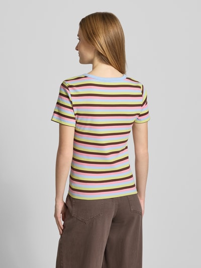 Vrouwenmodel draagt Slim Fit T-shirt van katoenmix model 'MAY' van Pieces, kleurrijke strepen, dames T-shirt, volledig achteraanzicht.