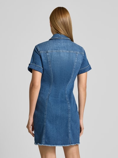 Frauenmodel trägt Jeanskleid mit Fransensaum und Knopfleiste von Liu Jo White, klassisches Blau, Baumwoll-Mix mit Stretch-Anteil, Minikleid, körpernaher Schnitt, Kentkragen, kurze Ärmel mit Aufschlag, Ganzkörperansicht Rückansicht.