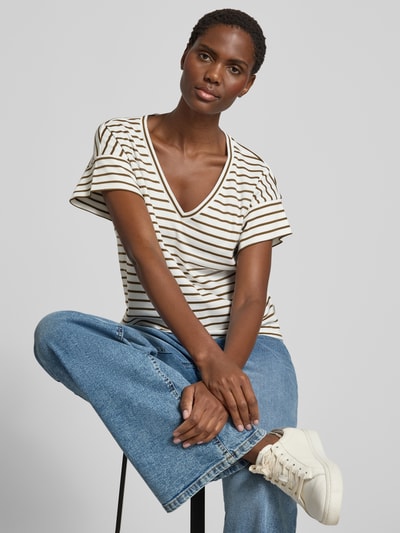 Modelka nosi damski t-shirt Relaxed Fit T-Shirt aus reiner Baumwolle od s.Oliver RED LABEL, beżowo-brązowe paski, szerokie nogawki, materiał bawełniany, widok z przodu, ujęcie całej sylwetki.