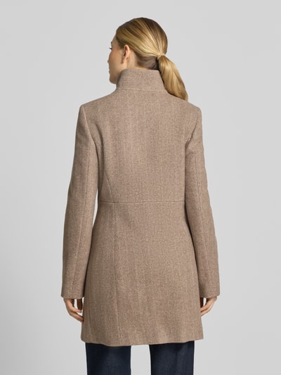 Frauenmodel trägt Regular Fit Mantel aus Woll-Mix von FUCHS SCHMITT in Beige, strukturierte Oberfläche, Ganzkörperansicht Rückansicht. Rückenlänge 84 cm, Schulterbreite 41 cm, Brustweite 47 cm, Ärmellänge 67 cm.