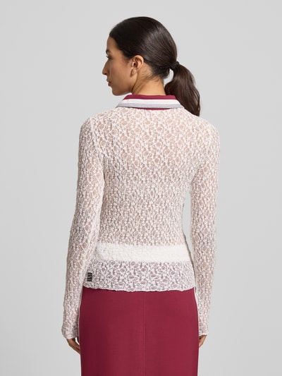 Frauenmodel trägt Slim Fit Longsleeve im semitransparenten Design von Marc Cain, weiß, Spitze, Polokragen, Rückenansicht, Ganzkörperansicht.