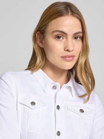 Frauenmodel trägt Jeansjacke mit Pattentaschen Modell 'Erna' von Soyaconcept, Weiß, Baumwoll-Mix mit Stretch-Anteil, Nahaufnahme Oberkörper.
