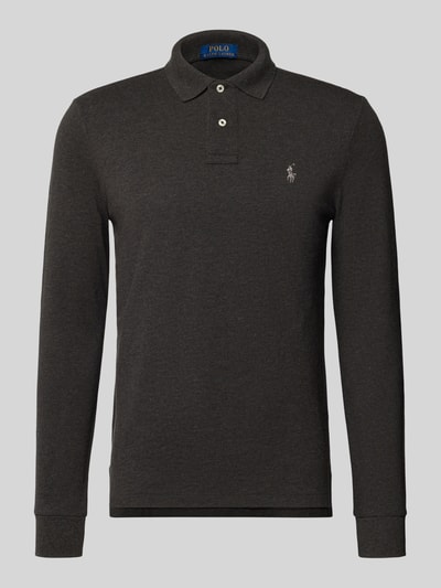 Produktfoto, Poloshirt mit Label-Stitching von Polo Ralph Lauren in dunklem Grau, reine Baumwolle, Regular-Fit, Polokragen, kurze Knopfleiste, gerippte Ärmelabschlüsse, Rückenlänge bei Größe M 70 cm.