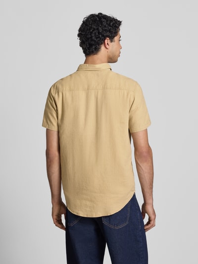 Männermodel trägt Slim Fit Leinenhemd mit Viskose-Anteil Modell 'Bobby' von Blend in Beige mit Kentkragen, Rückansicht, Ganzkörperansicht.