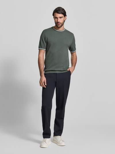 Männermodel trägt Regular Fit T-Shirt in Strick-Optik von Christian Berg Men in Olivgrün, kurze Ärmel, elastische Abschlüsse, Rundhalsausschnitt, reine Baumwolle, Ganzkörperansicht von vorne.