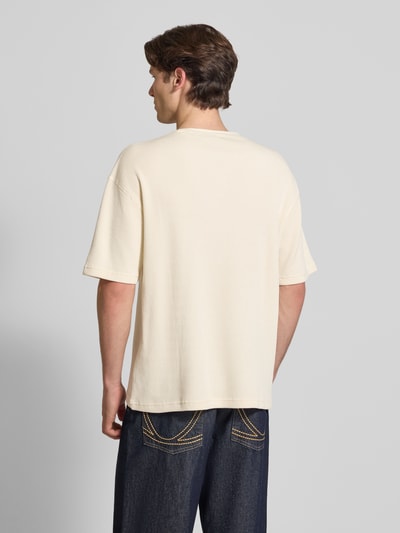 Männermodel trägt Herren T-Shirt mit Strukturmuster Modell 'Nelson' von Carhartt Work In Progress in Creme, Reine Baumwolle, Relaxed-Fit, Label-Detail, Rundhalsausschnitt, Rückenlänge bei Größe M 70 cm, Ganzkörperansicht Rückansicht.