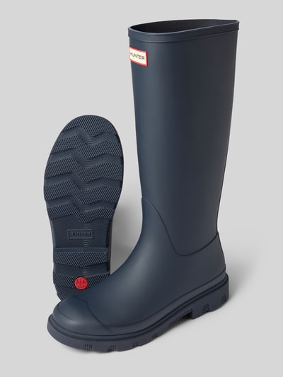 Produktfoto, Stiefel mit Logo-Detail von Hunter, granatowy kolor, detal z logo, zaokrąglony krój, gładka powierzchnia, profilowana podeszwa, wysokość obcasa: 3 cm, wysokość cholewki: 37 cm, szerokość w rozmiarze 40: 16 cm