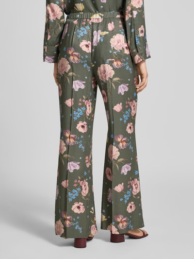 Frauenmodel trägt Hose aus Viskose mit elastischem Bund von Oui, grün mit Allover-Look, Längsnähten, Regular-Fit, Ganzkörperansicht Rückansicht.