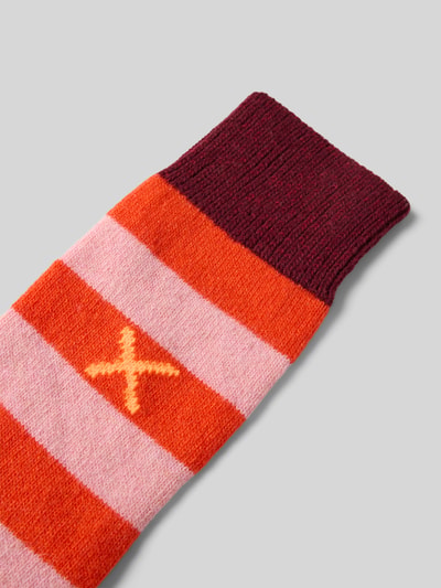 Productfoto, Sokken met wol van UNIO HAMBURG in elastische materiaalmix, ribboordjes, motief met contraststrepen, oranje, rood, roze
