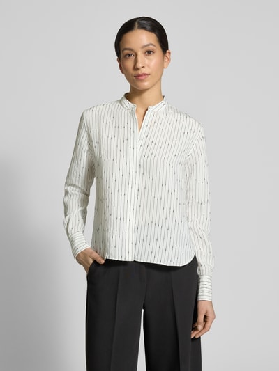 Vrouwenmodel draagt Regular Fit Langarmblouse uit modal-mix model 'BERTYNA' van BOSS met all-over streeppatroon, mao-kraag en manchetten, fijne geweven structuur, frontale lichaamsopname.