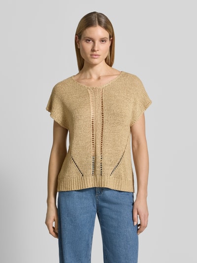 Kobieta prezentuje Strickshirt mit Kappärmeln Modell 'CARYNN' od Soyaconcept, krój relaxed fit, okrągły dekolt, beżowa dzianina, długość tyłu 58 cm, długość rękawów 15 cm, całkowity widok z przodu.