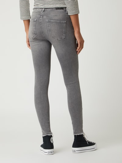 Vero Moda Jeansy o kroju skinny fit z dodatkiem streczu model ‘Peach’ Szary 5
