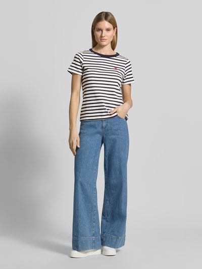 Frauenmodel trägt T-Shirt mit Rundhalsausschnitt und Stitching von Smith and Soul aus reiner Baumwolle, Regular-Fit, Rückenlänge 56 cm, Ganzkörperansicht von vorne.