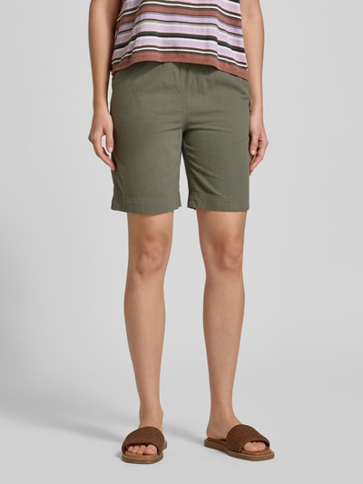 Frauenmodel trägt Shorts mit elastischem Bund Modell 'Cissie' von Soyaconcept aus Reine Baumwolle Regular-Fit, Ganzkörperansicht von vorne.