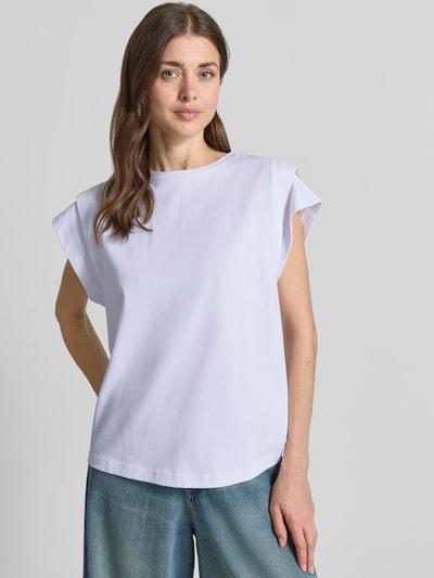 Frauenmodel trägt Damen T-Shirt mit Drapierungen Modell 'PIO' von Bash in Reine Baumwolle, Regular-Fit, Rundhalsausschnitt, Rückenlänge 60 cm, Ganzkörperansicht von vorne.
