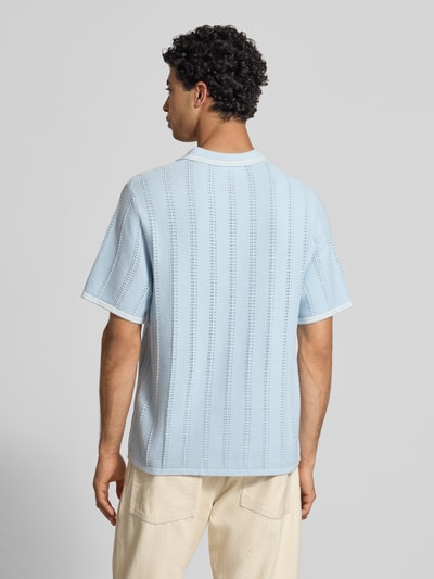 Męski model nosi Regular Fit Poloshirt in Strick-Optik model 'Menton' od Jack & Jones z bawełny, jasnoniebieski z teksturą ażurową, krótki rękaw, długość tyłu w rozmiarze M: 70 cm, imitacja dzianiny, Ganzkörperansicht Rückansicht