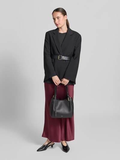 Vrouwenmodel draagt Handtasche aus echtem Leder mit Logo-Detail Modell 'Nuvola' van FURLA in zwart met magneetsluiting, verstelbare schouderband, hoofvak, binnenvak met ritssluiting, breedte 22 cm, lengte 23 cm, diepte 17 cm, bandlengte 78 cm, logodetail; geheellichaamsfoto van voren.