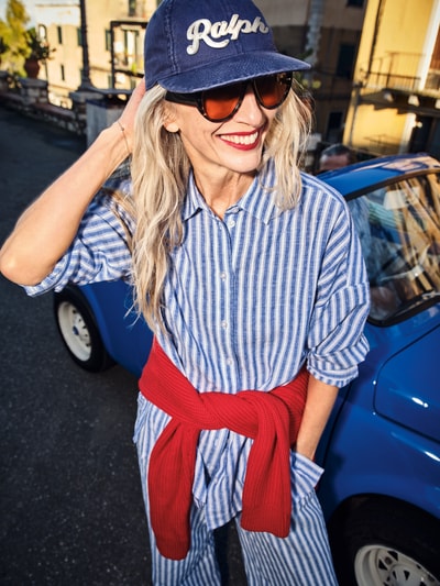 Frauenmodel trägt Relaxed Fit Leinenbluse mit überschnittenen Schultern von Christian Berg Woman, Optik:Allover-Muster, Hemdblusenkragen, Langarm, Knopfleiste, Material: Leinen, Ganzkörperansicht von vorne.