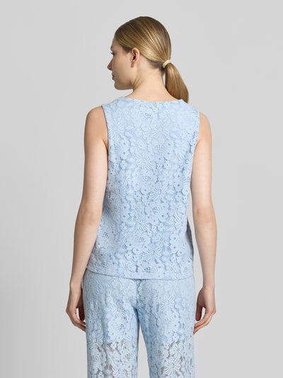 Frauenmodel trägt Regular Fit Trägertop aus Baumwolle-Mix Modell 'HONEY' von Vero Moda mit Spitzen-Muster, Optik: Unifarben, breite Träger, V-Ausschnitt, Materialverarbeitung: Spitze, Farbe hellblau, Textur floral, Ganzkörperansicht Rückansicht.