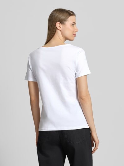 Modelka prezentuje T-shirt mit Motiv-Print und Rundhalsausschnitt von More & More, bawełna, krój regular fit, długość tyłu 60 cm, widok całej sylwetki z tyłu.
