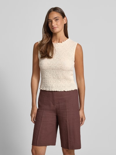 Vrouwenmodel draagt Top mit Strukturmuster und Rundhalsausschnitt van Jake*s Collection in katoenmix met stretch, slim fit, roomwit met structuur, lengte rug maat S 47 cm, close-up bovenlichaam vooraanzicht.