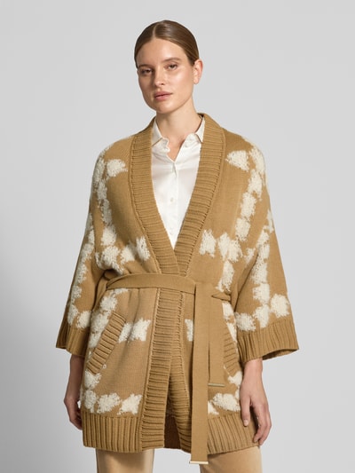 Frauenmodel trägt Cardigan mit Bindegürtel und 3/4-Arm von Marc Cain im Allover-Look, Material-Mix mit Alpaka-Anteil, Nahaufnahme Oberkörper