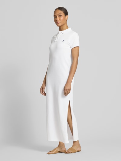 Modelka nosi Straight Fit Polokleid aus reiner Baumwolle od Polo Ralph Lauren, kolor jednolity, midi, logo, bawełna, widok z przodu całej sylwetki.
