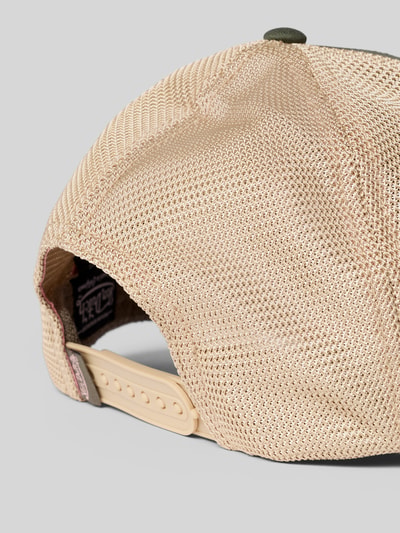 Produktfoto, Herren Trucker Cap mit Label-Patch Modell 'Terry' von Von Dutch aus Baumwoll-Mix, verstärkter Schirm, verstellbarer Riegel an der Rückseite, beige Netzstruktur und grüner Akzent, detailreiche Textur.