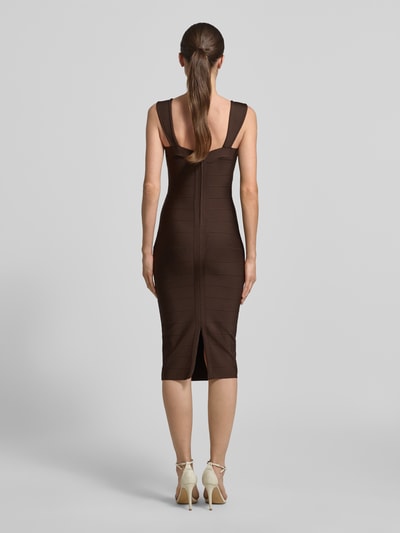 Männermodel trägt Slim Fit Kleid im ärmellosen Design von Lipsy, elastyczna mieszanka materiałów, fakturowany wzór, zamek błyskawiczny, długość tyłu w rozmiarze 36: 85 cm, szerokość w rozmiarze 36: 33 cm, krój bez rękawów, Ganzkörperansicht Rückansicht
