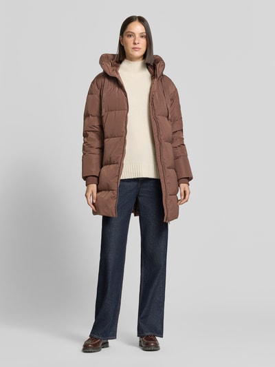 Frauenmodel trägt Jacke mit Daunen- und Federfüllung Modell 'Nova Avon' von MOS MOSH in Braun, Regular Fit, Stehkragen, Ganzkörperansicht von vorne.